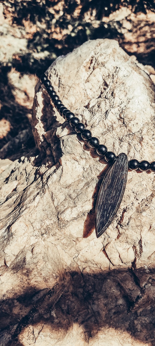 Naszyjnik “Mewia Łacha” – czarny dąb z kamieniem szlachetnym